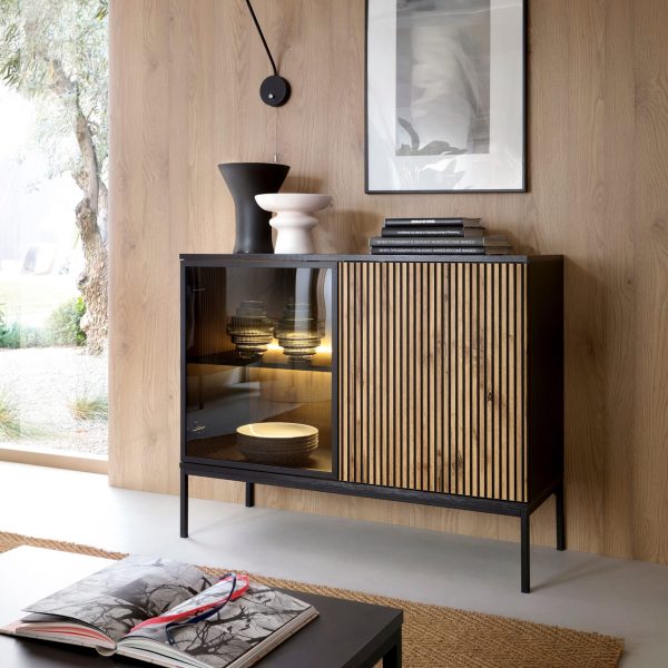 Laval K104 LED – commode à trois portes avec éclairage, noir, chêne wotan, largeur 104 cm, hauteur 83 cm, profondeur 39 cm – Image 3