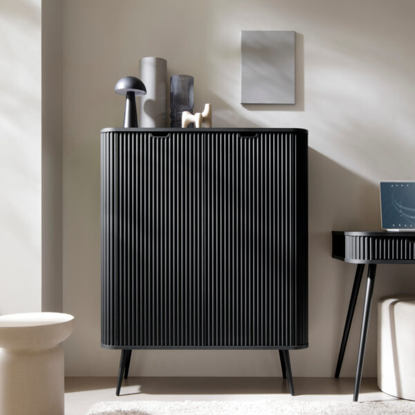 Commode MORDEN K103 – Noire – Façades rainurées – Largeur 103 cm, Hauteur 129 cm, Profondeur 39 cm – Image 2