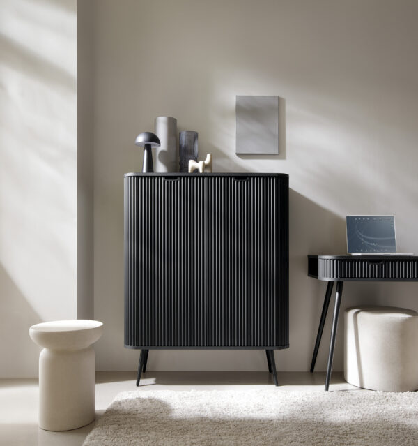 Commode MORDEN K103 – Noire – Façades rainurées – Largeur 103 cm, Hauteur 129 cm, Profondeur 39 cm – Image 6