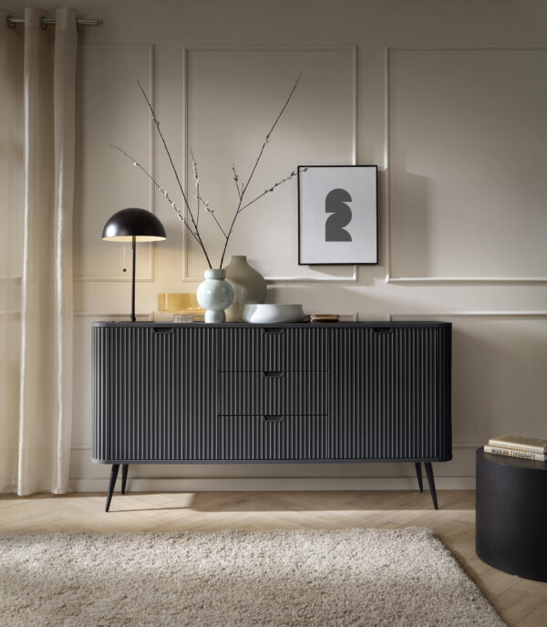 Commode MORDEN KSZ168 – Noire – Façades rainurées – 3 Tiroirs – Largeur 168 cm, Hauteur 87 cm, Profondeur 39 cm – Image 6