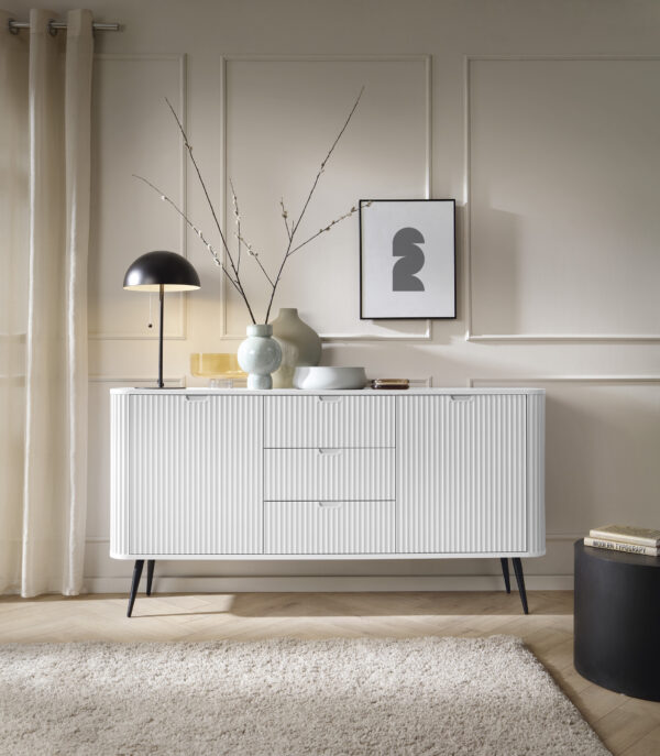 Commode MORDEN KSZ168 – Blanche – Façades rainurées – 3 Tiroirs – Largeur 168 cm, Hauteur 87 cm, Profondeur 39 cm – Image 6