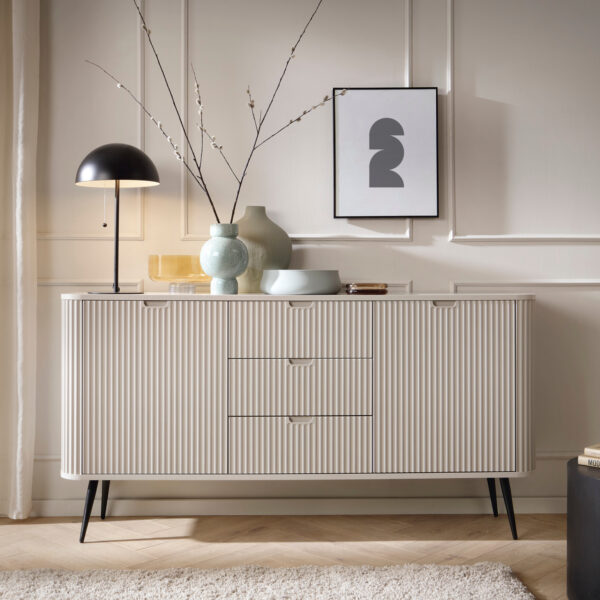 Commode MORDEN KSZ168 – Cachemire – Façades rainurées – 3 Tiroirs – Largeur 168 cm, Hauteur 87 cm, Profondeur 39 cm – Image 2