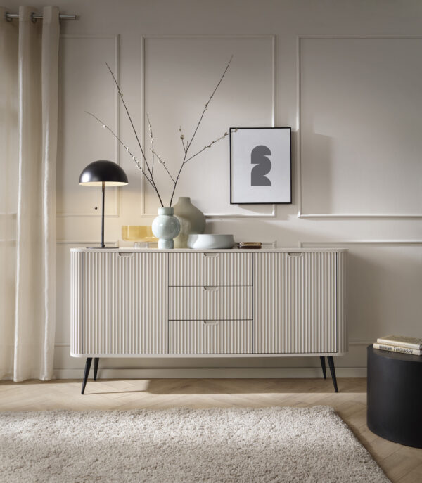Commode MORDEN KSZ168 – Cachemire – Façades rainurées – 3 Tiroirs – Largeur 168 cm, Hauteur 87 cm, Profondeur 39 cm – Image 6