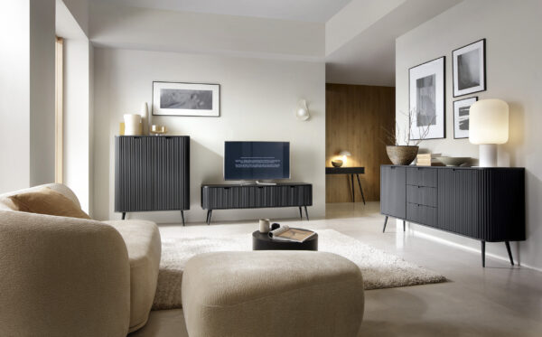 Meuble TV MORDEN – Noir – Façades rainurées – Largeur 168 cm, Hauteur 56 cm, Profondeur 39 cm – Image 5
