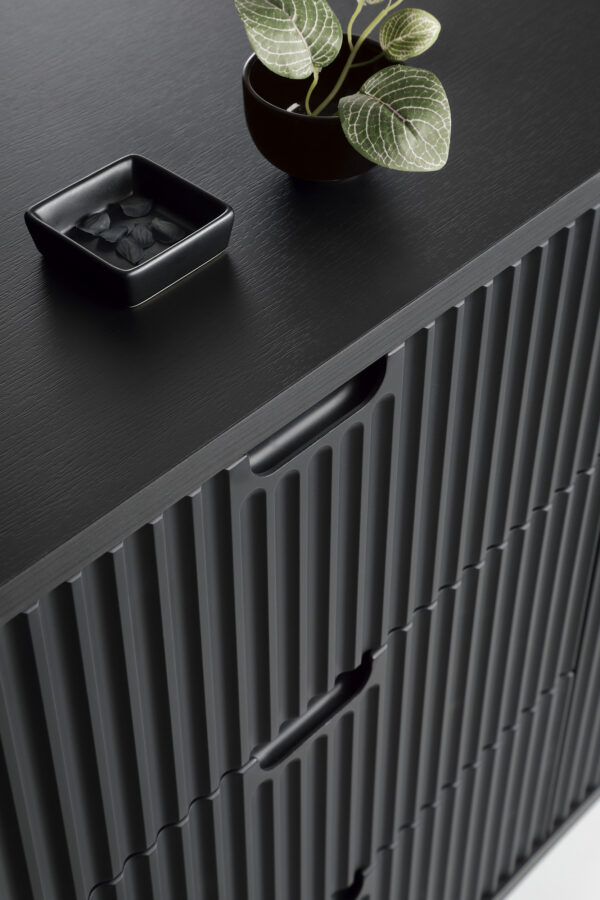 Meuble TV MORDEN – Noir – Façades rainurées – Largeur 168 cm, Hauteur 56 cm, Profondeur 39 cm – Image 8