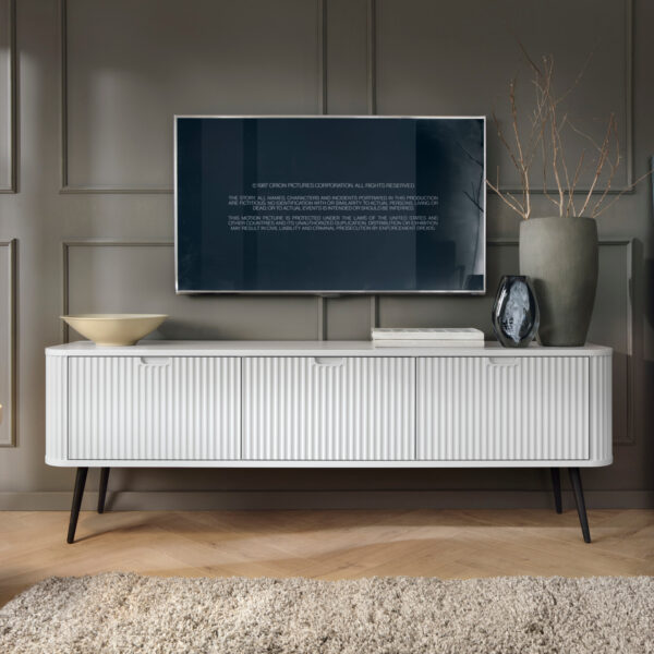 Meuble TV MORDEN – Blanc – Façades rainurées – Largeur 168 cm, Hauteur 56 cm, Profondeur 39 cm – Image 2