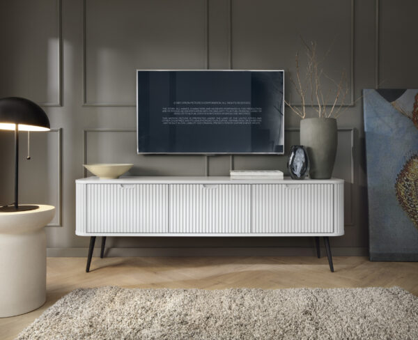 Meuble TV MORDEN – Blanc – Façades rainurées – Largeur 168 cm, Hauteur 56 cm, Profondeur 39 cm – Image 6
