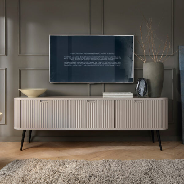 Meuble TV MORDEN – Cachemire – Façades rainurées – Largeur 168 cm, Hauteur 56 cm, Profondeur 39 cm – Image 2