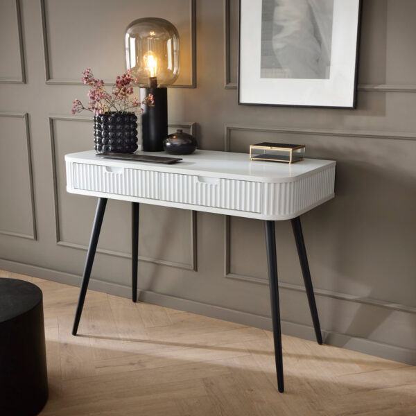 Coiffeuse MORDEN – Blanche – Façades rainurées – 2 Tiroirs – Largeur 103 cm, Hauteur 80 cm, Profondeur 49 cm – Image 2