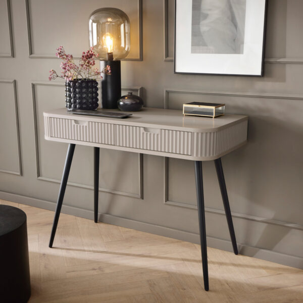 ...Coiffeuse MORDEN – Cachemire – Façades rainurées – 2 Tiroirs – Largeur 103 cm, Hauteur 80 cm, Profondeur 49 cm – Image 2