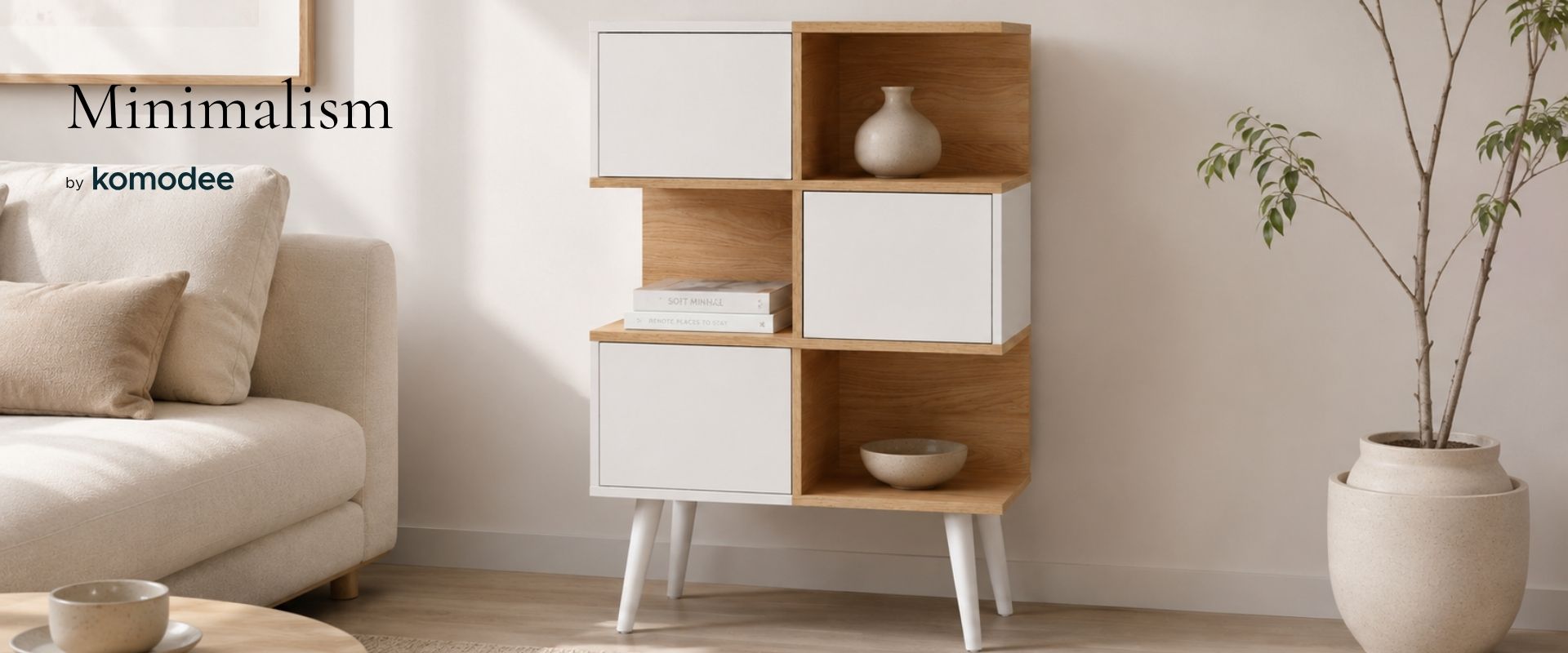 Salon minimaliste avec canapé beige, meuble en bois clair aux façades blanches, décoration en céramique et plante dans un pot clair.