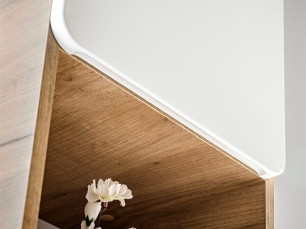 Armoire haute suspendue de salle de bain ARVIDA - couleur chêne - façade blanche - 2 portes - angles arrondis - 35 x 170 x 35 cm – Image 8