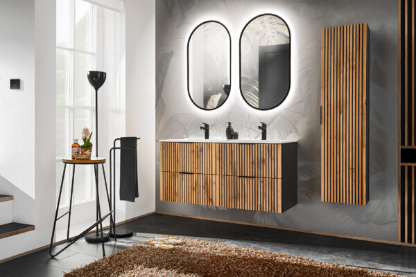 Armoire haute suspendue de salle de bain TILO - corps noir - façades rainurées couleur chêne Wotan - 35 x 140 x 25 cm – Image 4